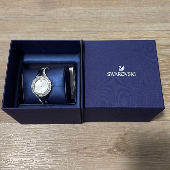 Eternal watch
Swiss Made, Crystal bracelet, Silver tone - Picture 2 of 4